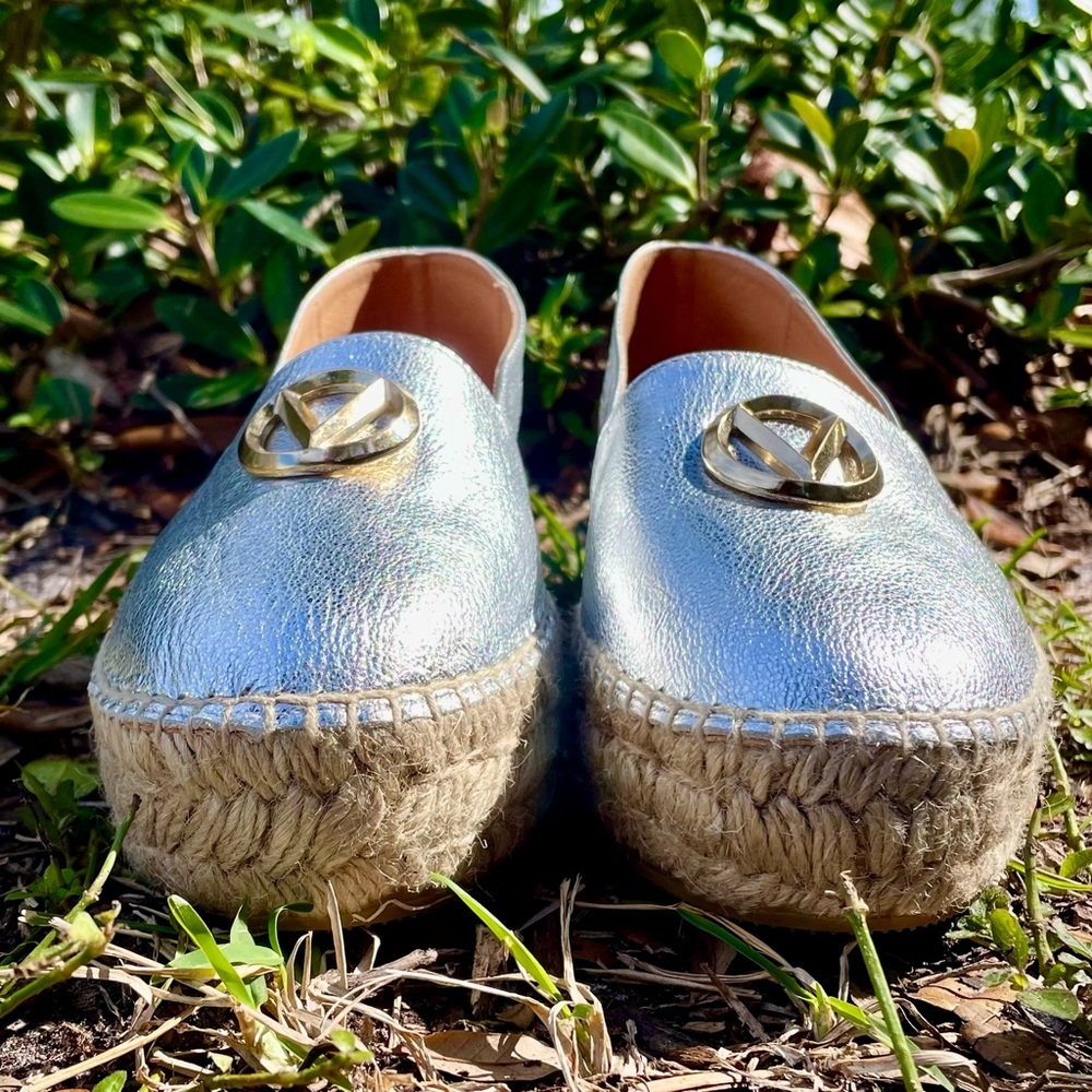 Valentino Silver Espadrille Shoe Size 9 Gold Logo Platform Jessica Closed Toe - Picture 5 of 17